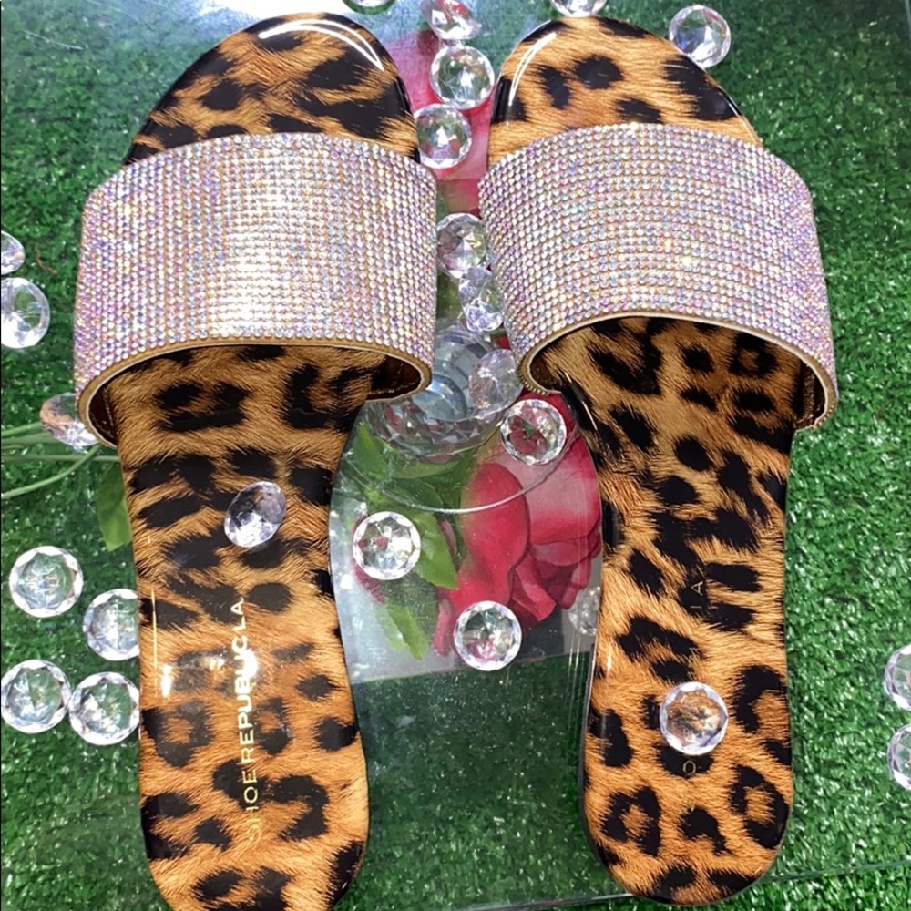 Leopard print diamond slides size 7